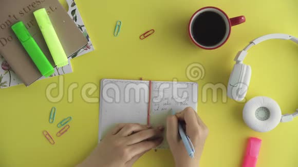 妇女在日记中写信息的俯视图视频的预览图