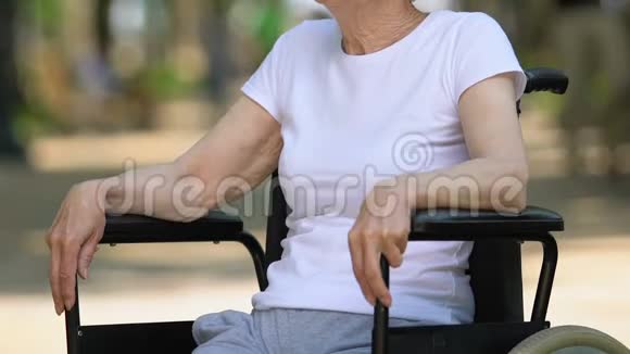 坐在公园里呼吸新鲜空气康复的残疾妇女视频的预览图