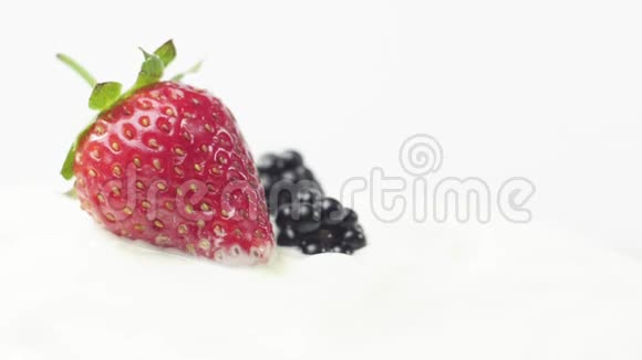新鲜健康食品酸奶和鲜奶油中的草莓和黑莓鲜果加鲜奶油有机浆果视频的预览图
