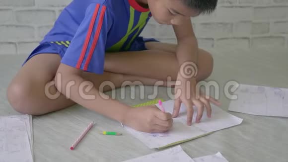 儿童男孩在一张纸上画铅笔日常生活方式录像视频的预览图