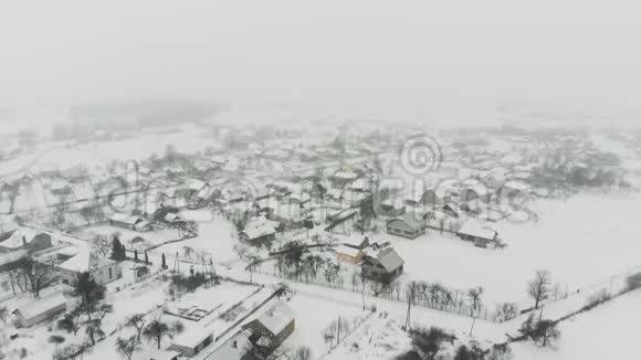 村庄里下着大雪冬季视频的预览图