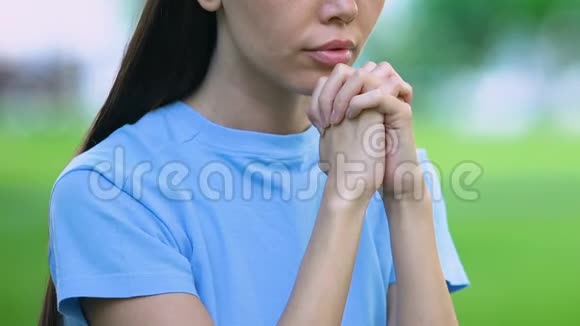 宗教青年女性在公园向上帝祈祷希望得到帮助生活问题视频的预览图