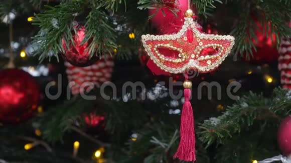 红色威尼斯狂欢节面具挂在圣诞树上飘扬圣诞节和新年背景圣诞树视频的预览图
