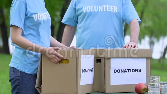 两名志愿者手持捐款箱人道主义使命慈善理念帮助视频的预览图