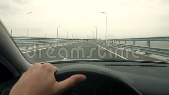 司机在高速公路上开车视频的预览图