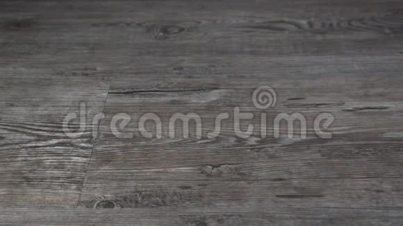螺丝落在木桌上视频的预览图
