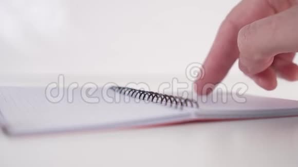一个年轻人用手指触摸一个文本来阅读一个规划师侧视用规划师自律的概念视频的预览图