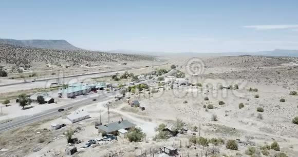 无人机飞在美丽的沙漠山路路边酒店和停车场在夏季亚利桑那州美国基础设施概念视频的预览图
