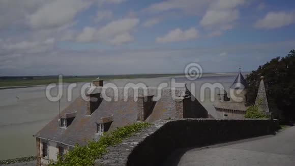 七月2019年法国圣米歇尔山是一个岛屿财富城市在海岸穿过堡垒俯瞰视频的预览图