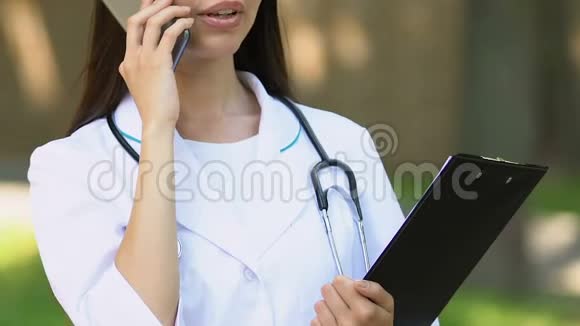 女医生为病人打电话并邀请病人会诊和检查视频的预览图