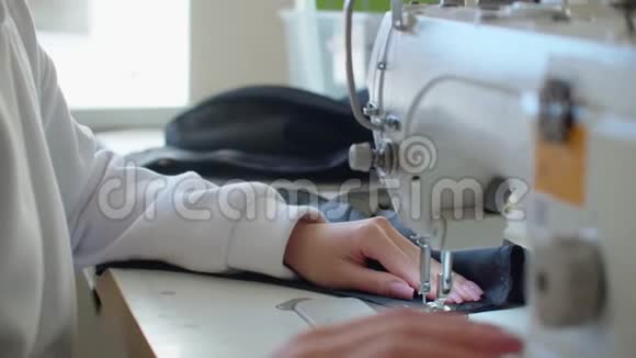 运动中的缝纫机裁剪和缝纫服装厂纺织厂缝纫工具视频的预览图