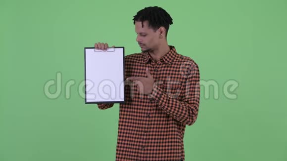 一位严肃的非洲青年展示剪贴板竖起大拇指视频的预览图