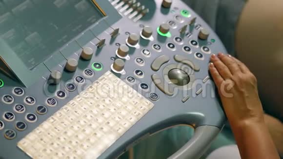 超声波控制台由一位女专家操作视频的预览图