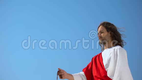 耶稣拿着念珠反对蓝色给人祷告希望得救视频的预览图