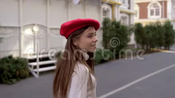 那个女孩穿着红色的贝雷帽在城市里走来走去视频的预览图