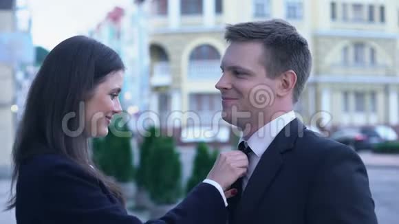 政客的妻子拉直丈夫的领带双手躲在镜头前视频的预览图
