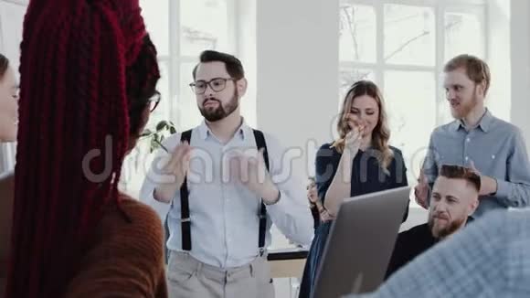 快乐的商务人士听男领导在舒适的办公室工作场所讲话慢动作红色EPIC视频的预览图