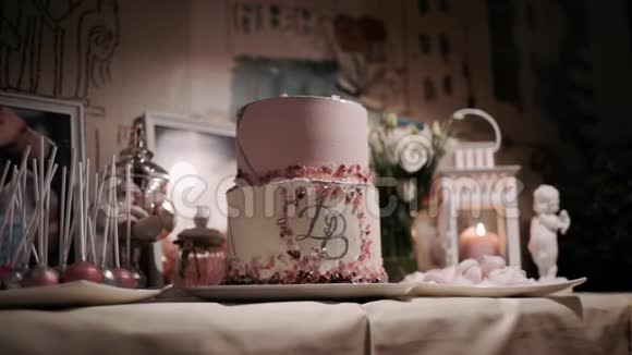新年装饰的桌子上放着一个粉红色的三层蛋糕视频的预览图