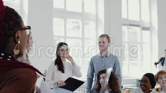 健康的工作场所年轻美丽的金发首席执行官商务女性领导团队会议在现代办公室慢动作红色EPIC视频的预览图