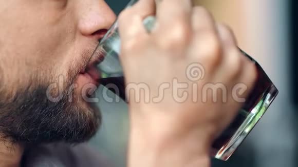 极端的特写男性嘴胡子和胡子喝着清爽的工艺啤酒从玻璃杯视频的预览图