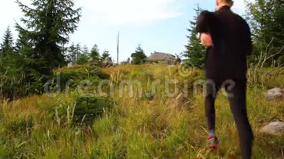 捷克共和国德国苏马瓦国家公园和巴伐利亚森林的跑步青年视频的预览图