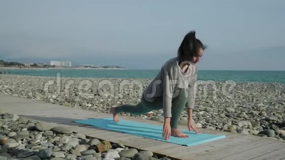 在开阔的海滩海岸练习瑜伽视频的预览图