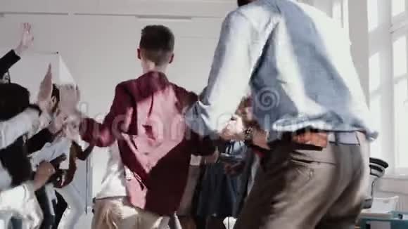 快乐有趣的年轻商人与多民族的商人团队在办公室聚会慢动作红色EPIC跳舞视频的预览图