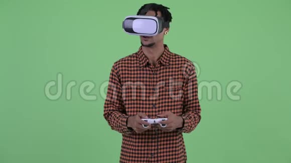快乐的非洲年轻人玩虚拟现实耳机游戏视频的预览图