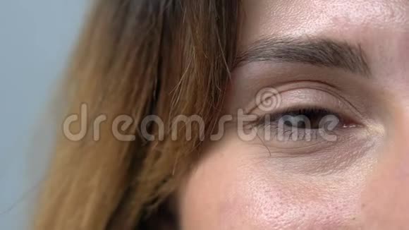 棕色眼睛的女人对着镜头微笑模仿年龄皱纹和皮肤问题视频的预览图