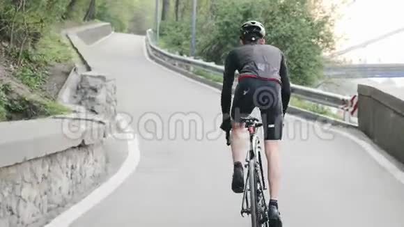 集中精力骑自行车的人骑着自行车走出马鞍上坡强壮的腿和肌肉踏板骑自行车训练课视频的预览图