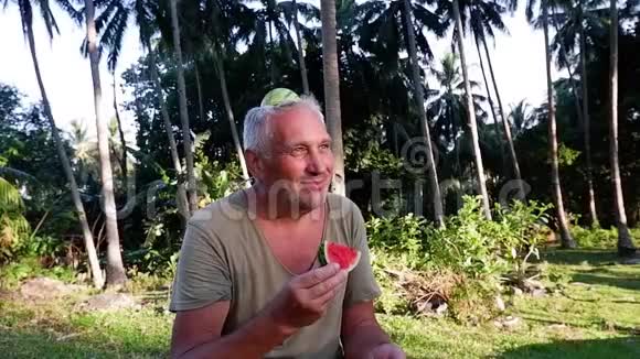 老头吃熟西瓜视频的预览图