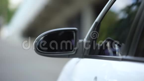 汽车司机打开窗户每人100欧元每月停车费视频的预览图