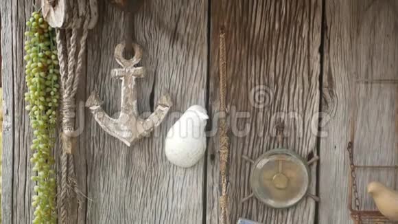 木制墙壁装饰的老式海洋配件锚罗盘和绳子破旧的木墙和复古的航海视频的预览图