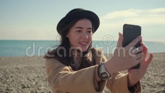 女孩们在海滩上拍自己的照片视频的预览图