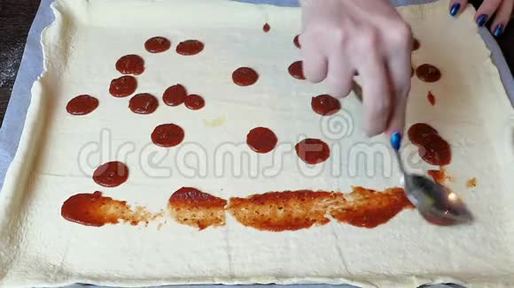厨师在披萨基地铺番茄酱准备传统意大利餐视频的预览图