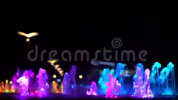 夜晚有多种颜色泉水的奇妙喷泉视频的预览图
