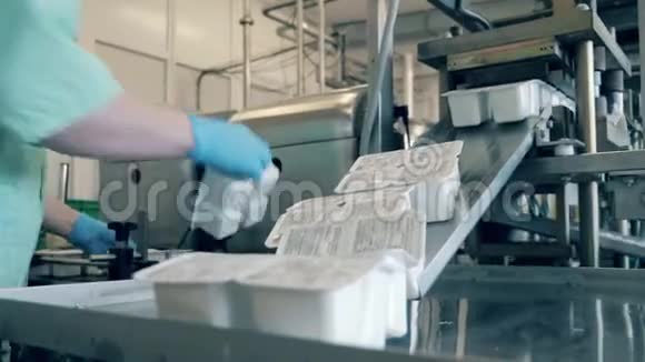 运输公司正在发放小型塑料箱中的乳制品视频的预览图