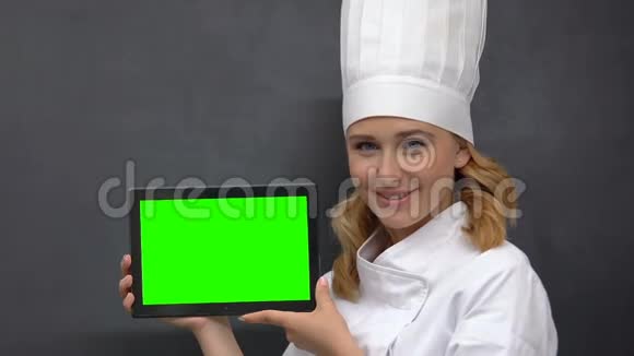 穿着厨师制服的女士展示预先准备好的标签提出健康的营养食谱视频的预览图