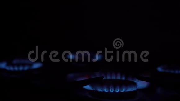 从燃烧炉中喷出明亮的小火花的气体火焰视频的预览图