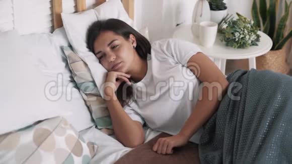 美丽的女孩睡着清晨通过电话醒来动作缓慢视频的预览图