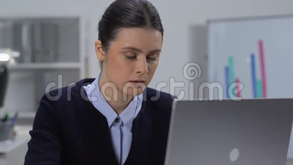 集中的女雇员打字笔记本电脑财务分析员工作项目视频的预览图