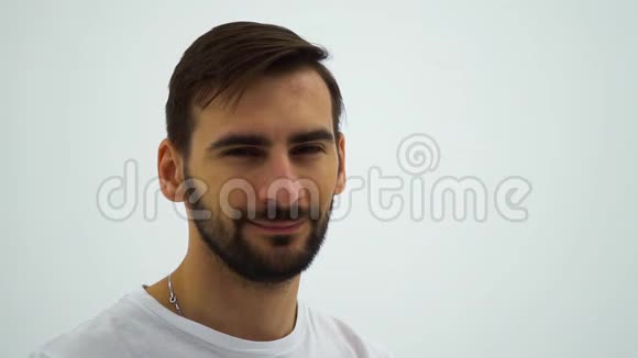 白色背景上留着胡须的快乐胡子男人的肖像慢动作视频的预览图