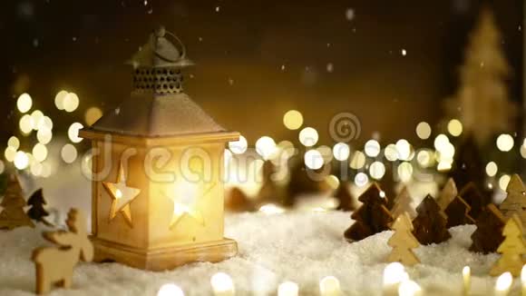 在温暖的灯笼灯光和雪地里的圣诞场景视频的预览图