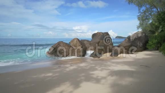 塞舌尔马埃岛海浪和花岗岩平面颜色剖面视频的预览图