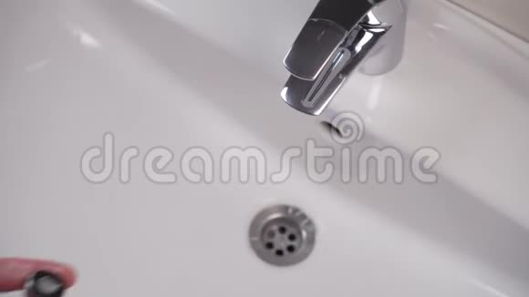清洗后用闪亮浴室水龙头的橡胶垫圈安装和检查过滤器视频的预览图