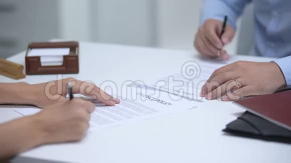 前配偶签署离婚协议摘掉戒指以消除记忆关系视频的预览图