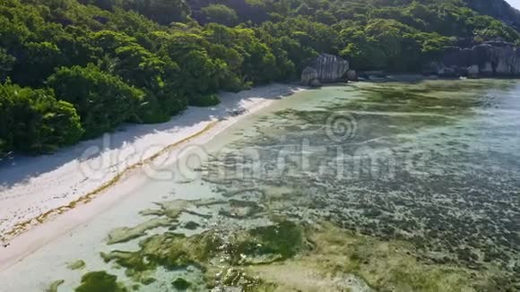 热带天堂海滩的空中镜头Anse源d阿根廷浅泻湖有美丽的藻类图案花岗岩视频的预览图