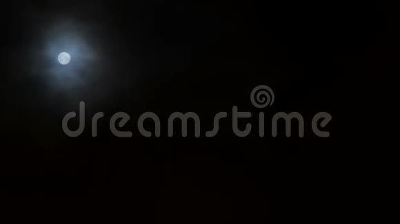月亮在天空中奔跑越过快速的夜空视频的预览图