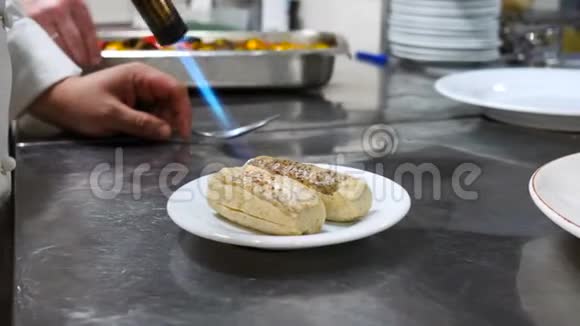 厨师用火把做饭视频的预览图