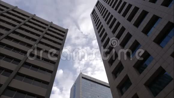 KUHD运动时间商业区建筑物的推移蓝天云移动云金融经济建筑业视频的预览图
